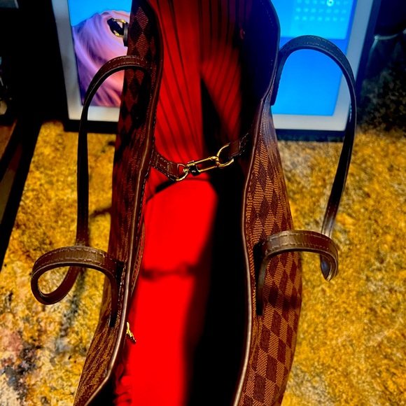 Louis Vuitton Neverfull purchased 2022/2023 w/receipt. - Picture 3 of 6